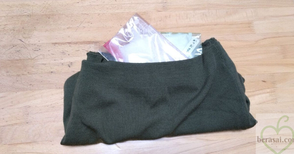 種の袋を腹巻きに入れる