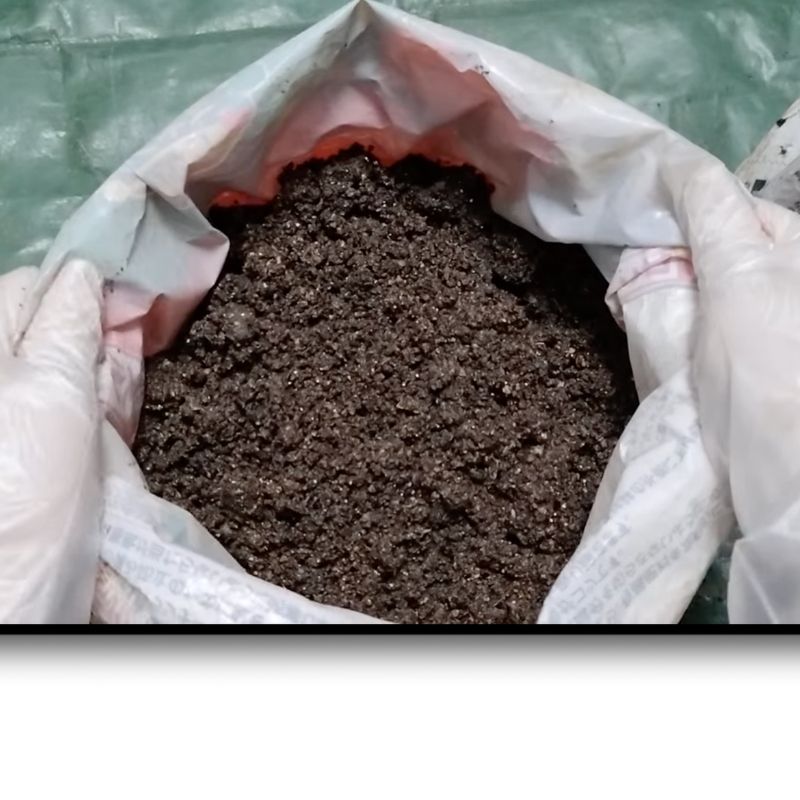 トントンと落として土をならす