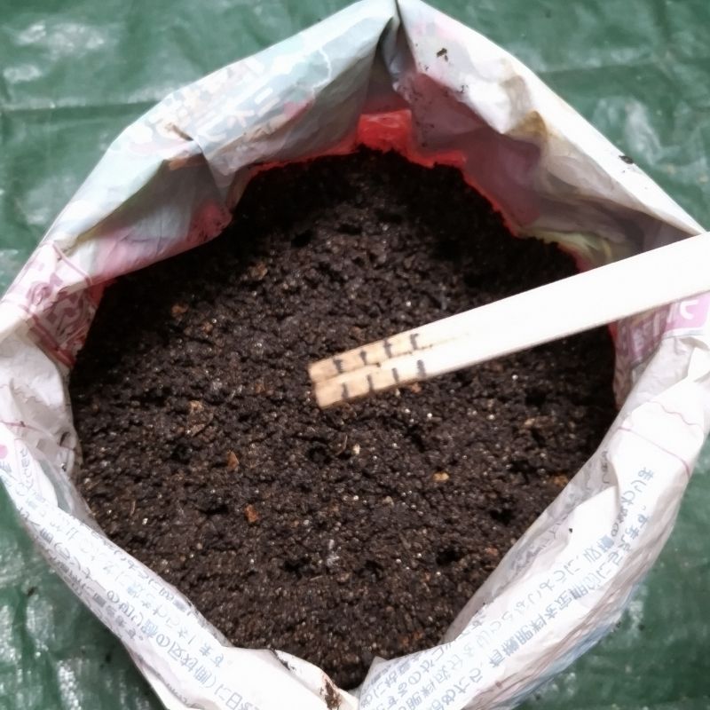 割り箸に5mmずつのガイドをつけています