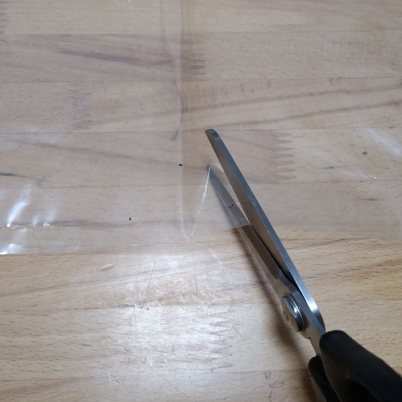 ハサミでカット