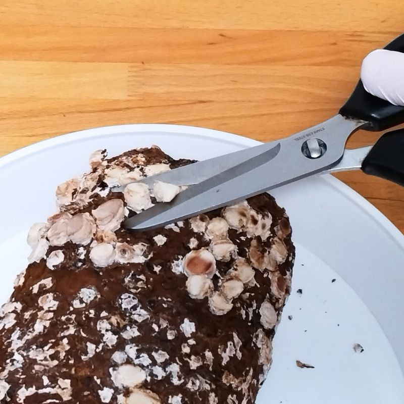 石づきの余分な部分をカット