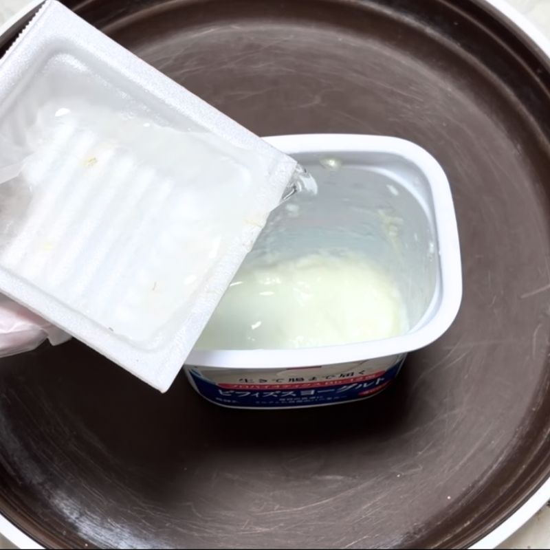 納豆パックとヨーグルトの容器を水ですすぐ