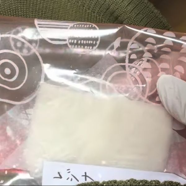 腹巻きにレジナの種の袋を入れる