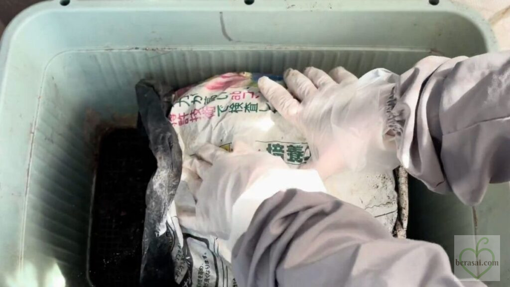 取り出しにくい場合は、袋の周りを優しく押す