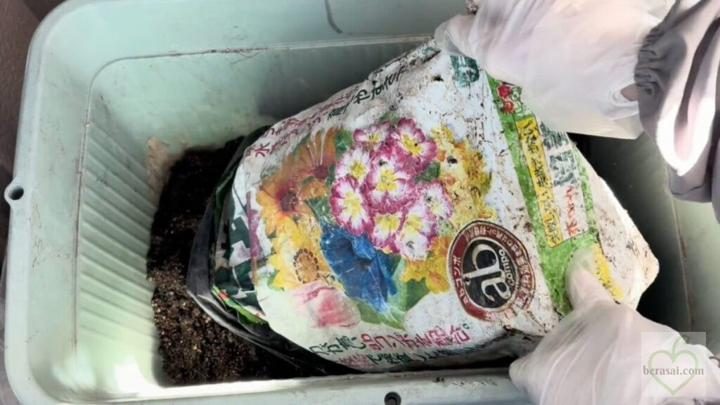 プランターや栽培袋をひっくり返す