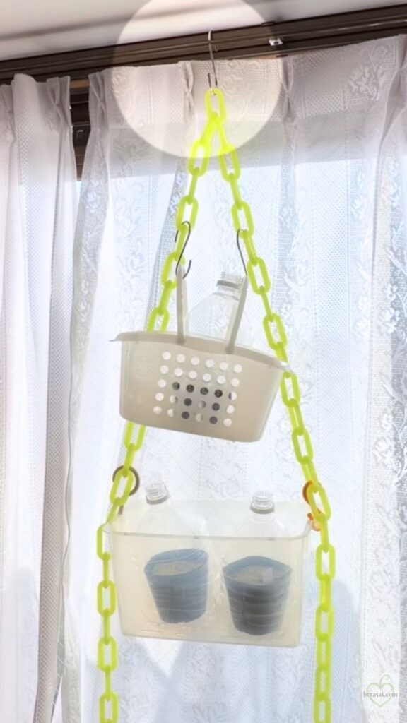 レールに鎖をつるした様子