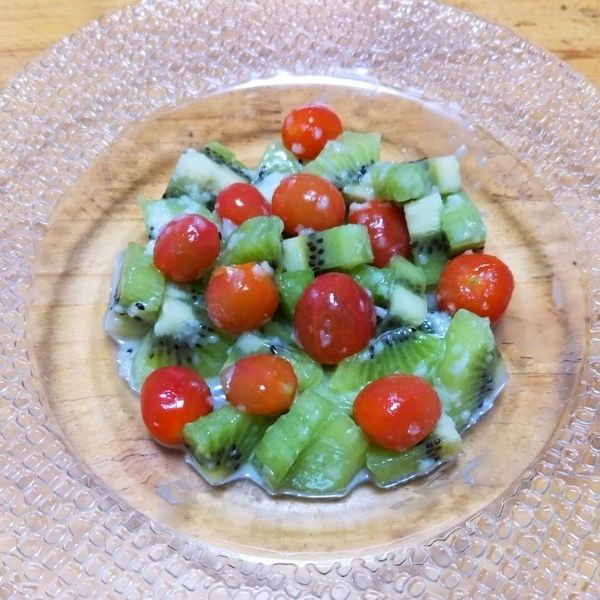 ミニトマトと国産キウイのサラダ