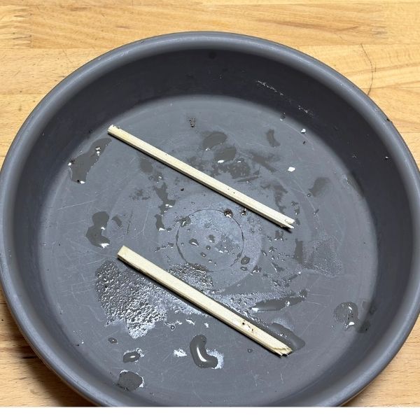 割り箸を斜めに置きました