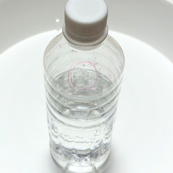 画びょうやピンなどで穴を開けたペットボトル（小）