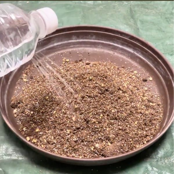 少しずつ水分を加える